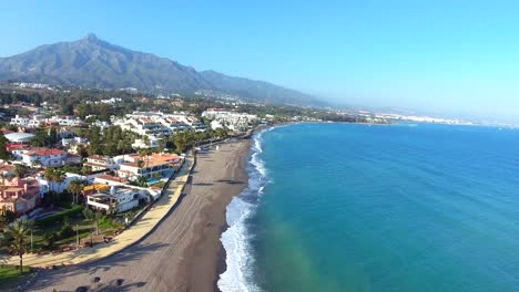 Volando-Sobre-La-Costa-De-Marbella,-Vista-Perfecta-De-La-Playa,-El-Mar-Y-La-Montaña