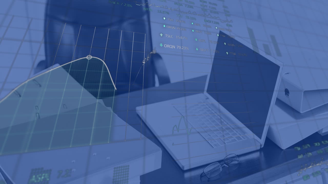 animazione dell'elaborazione dei dati del mercato azionario contro il portatile e i documenti sulla scrivania dell'ufficio.