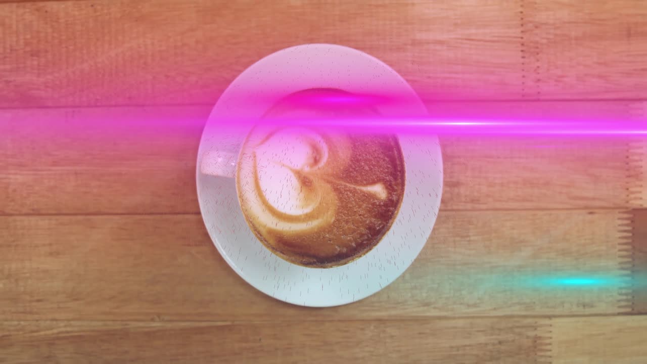 Tazza di caffè latte poggiata su legno, con strisce al neon che si muovono attraverso, creando un effetto glitch e svanendo.
