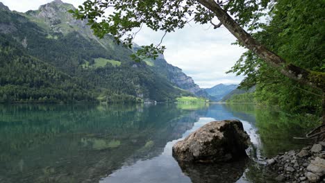 Entspannendes-Ufer-Des-Klontalersees,-Eingebettet-Im-Herzen-Der-Malerischen-Landschaft-Der-Schweiz