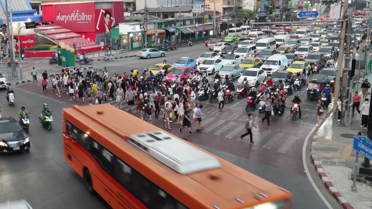 비는 도시 교차로 를 가로지르는 보행자 들 과 차량 들