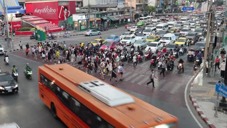 peatones y vehículos cruzando un bullicioso cruce de la ciudad