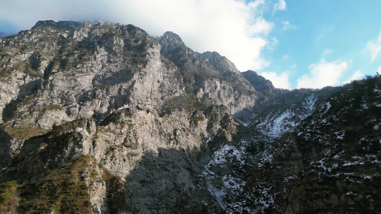 Filmato aereo con drone sul torrente Susaibes vicino ad Andreis, Italia: acqua limpida, letto roccioso e incontaminato ambiente alpino. Ideale per filmati in stock naturalistici, di viaggio e panoramici.