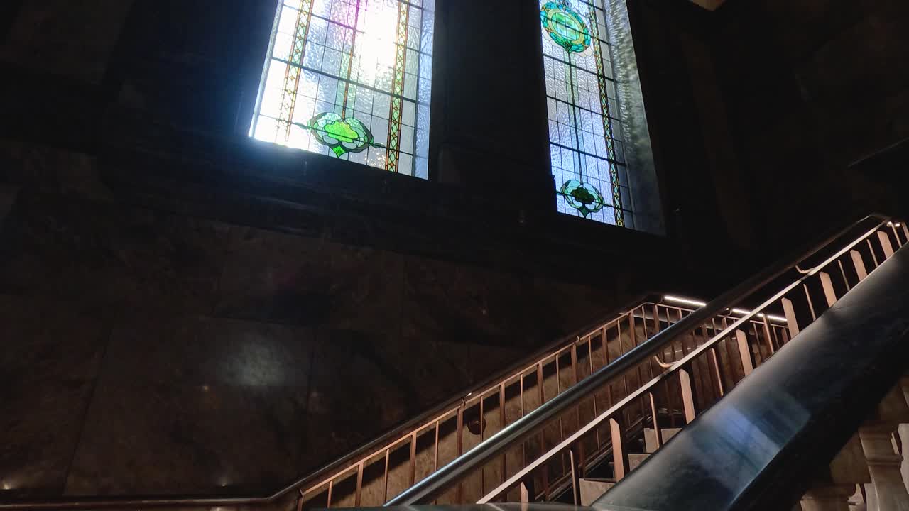 도서관 에 있는 스테인드 글래스 창문 을 가진 계단