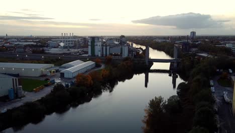 Manchester-Industrial-Durante-La-Puesta-De-Sol,-Horizonte-De-Amanecer-Sobre-El-Agua