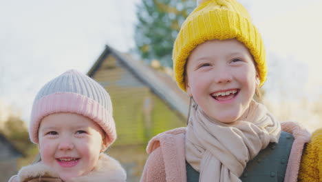 Porträt-Einer-Familie-Mit-Down-Syndrom-Tochter,-Die-Im-Herbst-Oder-Winter-Auf-Dem-Land-Spaziert