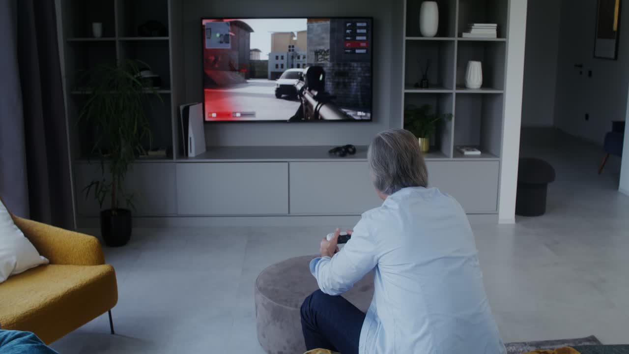 Persona che gioca a un videogioco in TV