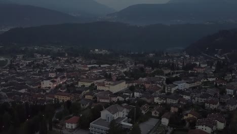 Clip-Tipo-Revelación-Aérea-De-Levico-Terme,-Italia,-Durante-El-Amanecer-Con-Un-Dron-Volando-Hacia-Adelante