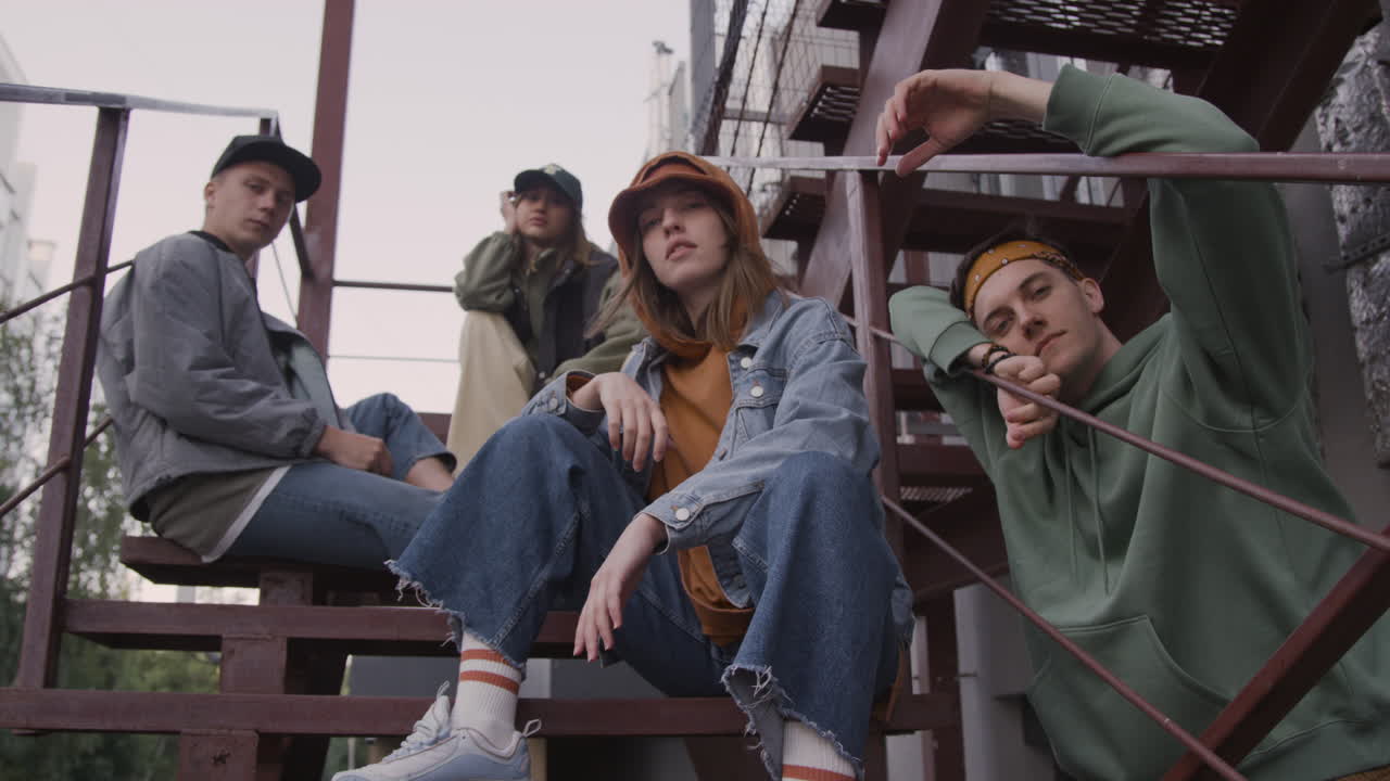 молодые люди на лестнице.