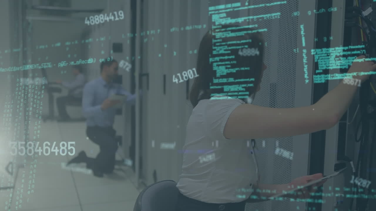 animación del procesamiento de datos contra diversos ingenieros masculinos y femeninos que trabajan en la sala de servidores