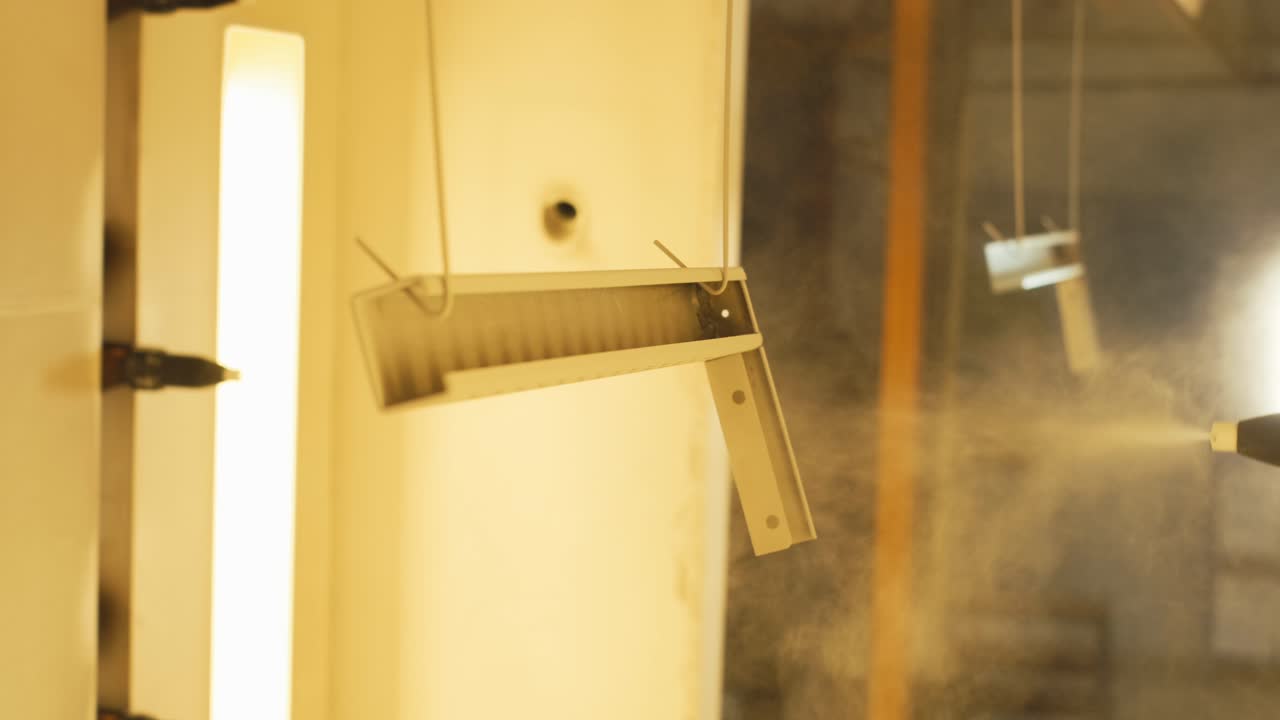 los pulverizadores robóticos industriales se mueven automáticamente al pintar