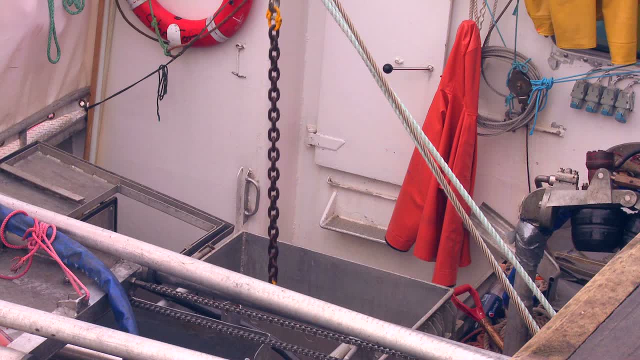 los peces se sacan de la bodega del arrastrero en un muelle en noruega 1