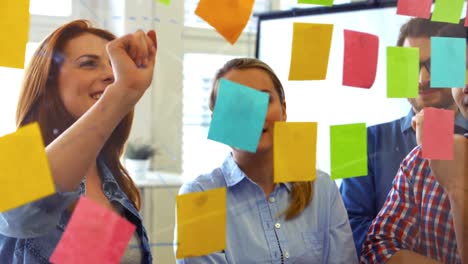 ejecutivos de negocios discutiendo sobre notas adhesivas