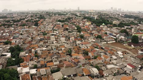 Vuelo-Aéreo-Hacia-Atrás-Sobre-Barrios-Marginales-Abarrotados-En-La-Ciudad-De-Yakarta-Con-Muchas-Casas-Antiguas-Destruidas,-Indonesia