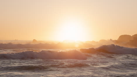 Strand,-Wellen-Und-Sonnenuntergang-Im-Hintergrund-Mit-Nachthimmel