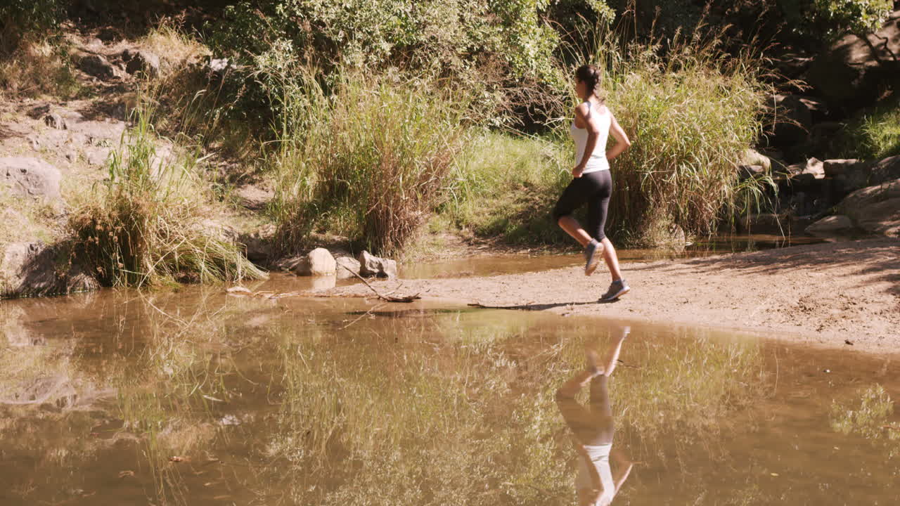 Mujer trotando en el campo.