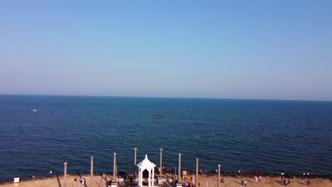 Vista-Aérea-De-La-Estatua-De-Mahatma-Gandhi-Y-La-Playa-Rocosa-De-Pondicherry