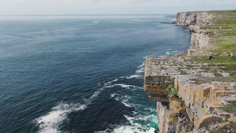 Hermosa-Vista-Irlandesa-Mirando-El-Océano-Atlántico-Desde-Los-Acantilados-Rocosos