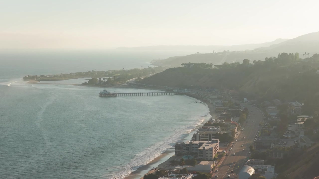Ripresa aerea in teleobiettivo ascendente del molo di Malibu da Carbon Canyon dopo gli incendi nella California meridionale. 4K