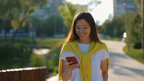mujer usando el teléfono en el parque