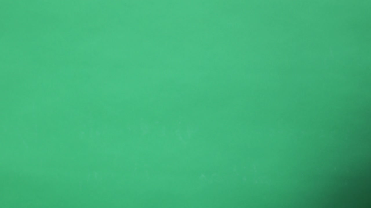 manos haciendo algunas figuras simbólicas en la llave de croma verde