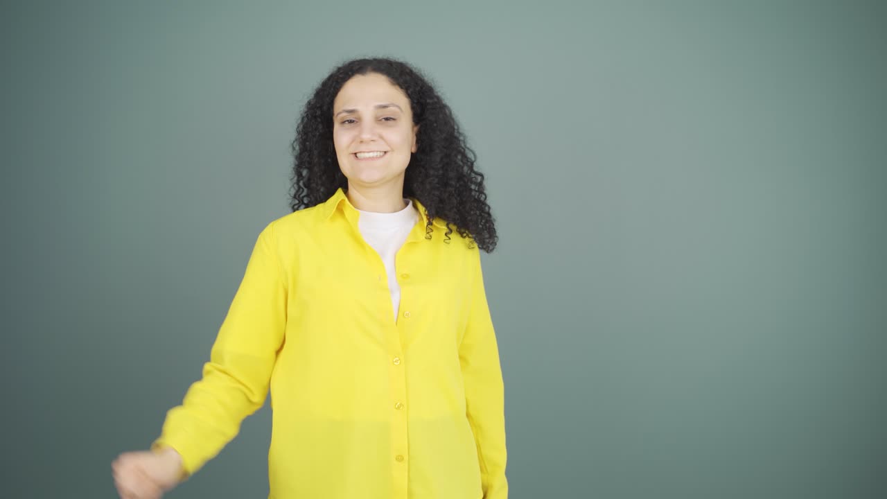 mujer joven sin problemas de visión tira gafas a la basura.