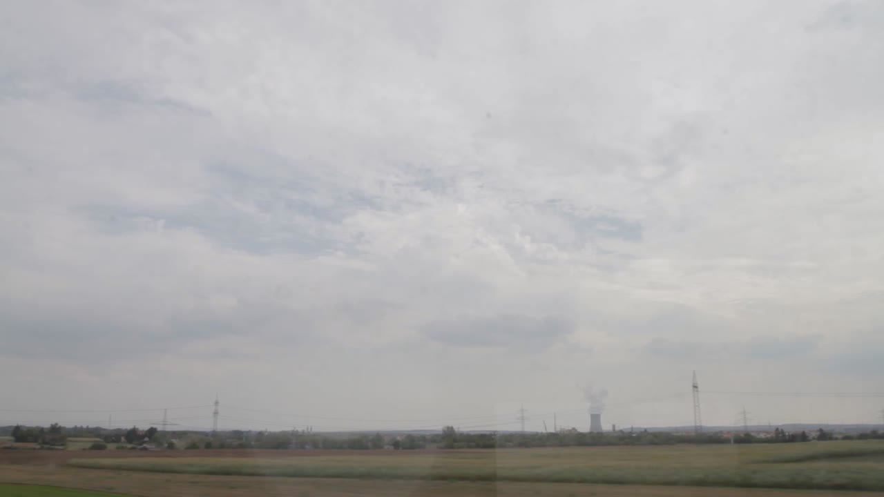 움직이는 열차에서 볼 수 있는 시골 풍경, 과 구름이 가득한 하늘을 찍는