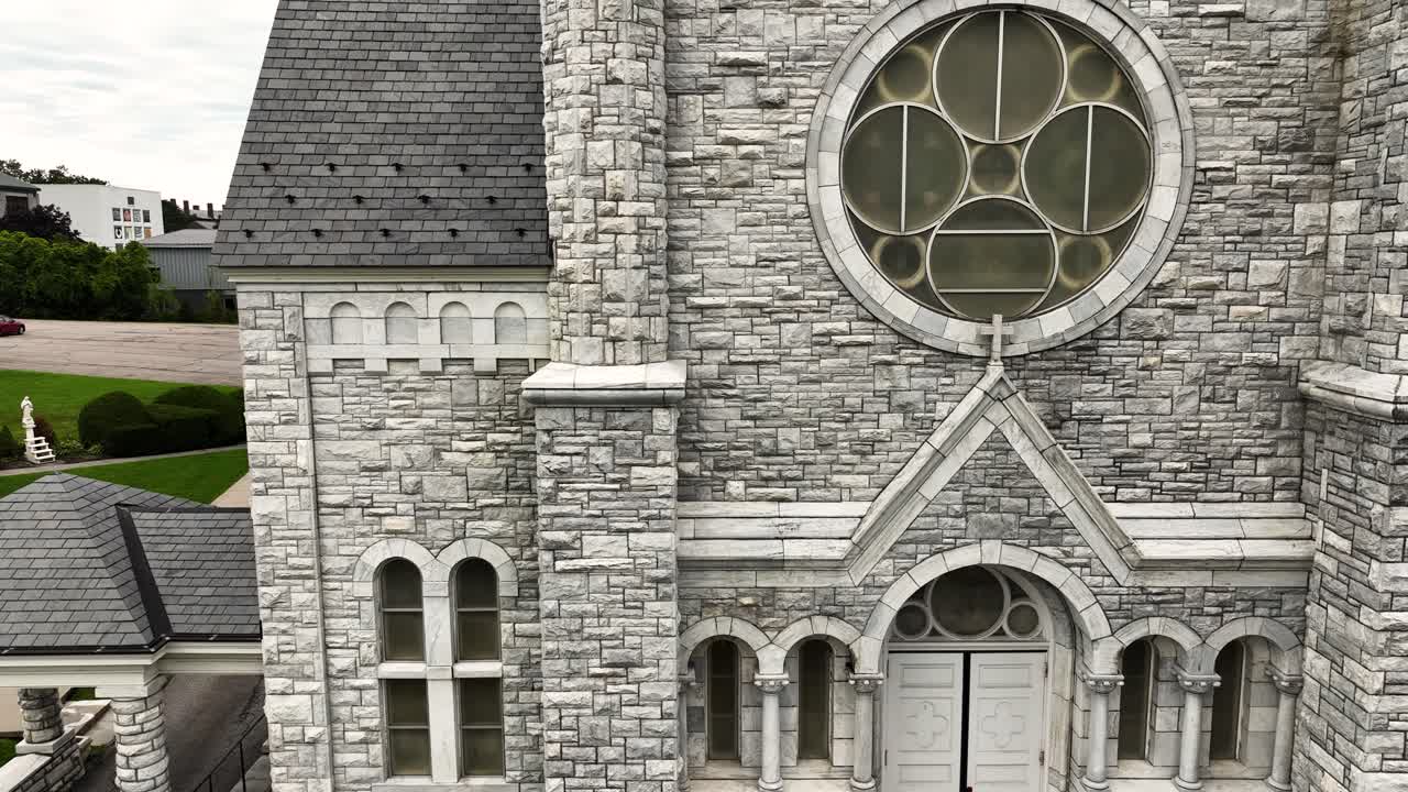 평평하게 기울어지고, 벽돌을 보여줍니다.