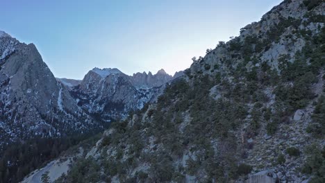 Hervorragende-Luftaufnahme-Des-Schneebedeckten,-Bewaldeten-Mount-Whitney-In-Den-Kalifornischen-Alabama-Hills