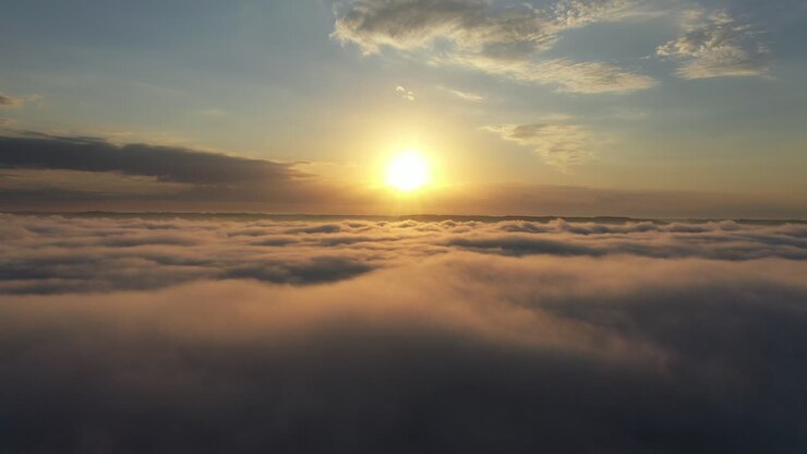 el amanecer por encima de las nubes