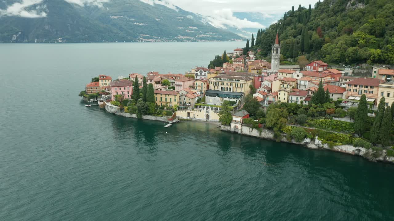 aerial: pueblo de varenna cerca del lago como en un día nublado