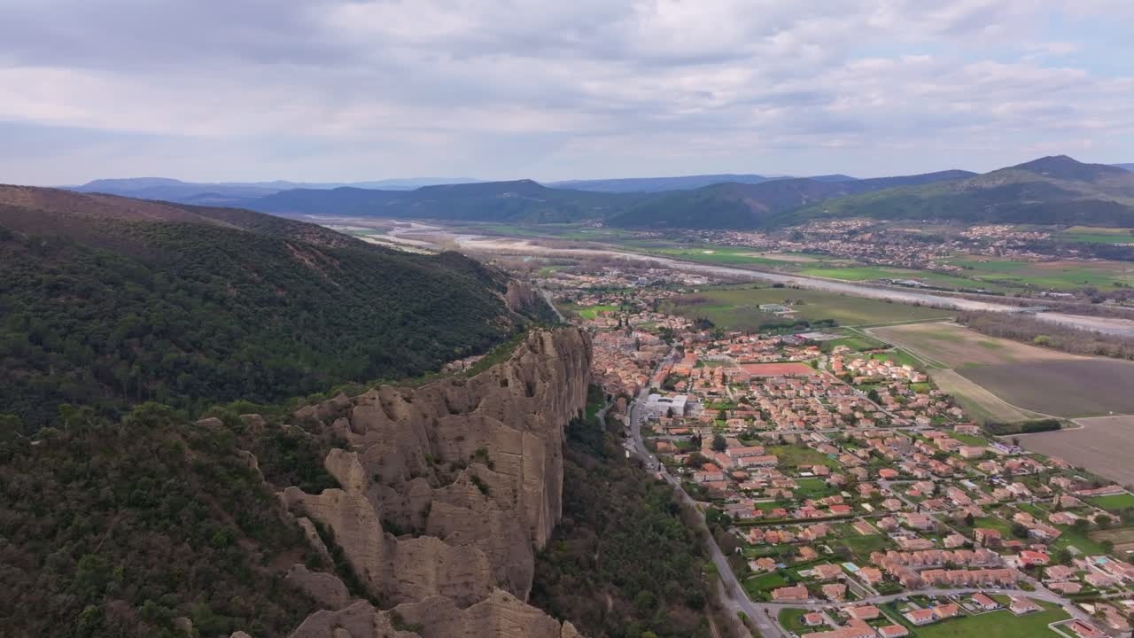 Vista aerea di sculture rocciose naturali vicino a Les Mees, regione della Provenza
