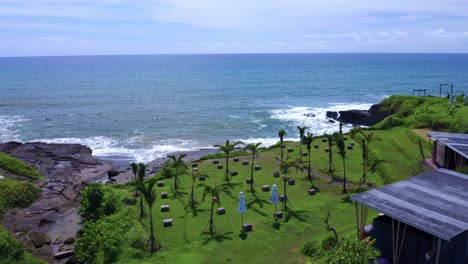 vista panorámica de la playa de amor en kediri, bali, indonesia - toma aérea de un dron