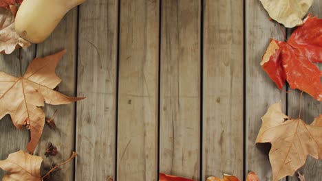 video de calabazas y hojas de otoño sobre fondo de madera