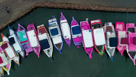 Coloridos-Barcos-Atracados-A-Lo-Largo-Del-Canal-En-Paratay,-Brasil