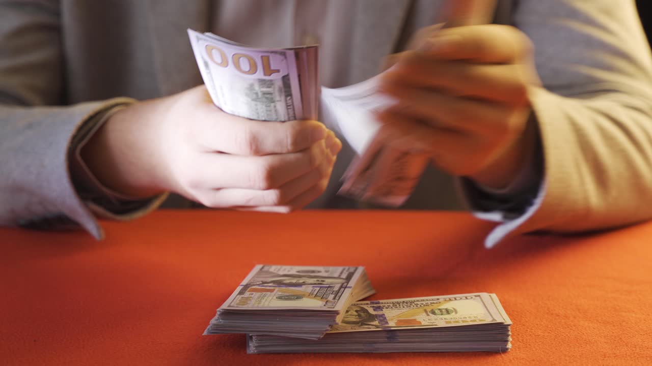 男性が手でドルを数える 金融と投資