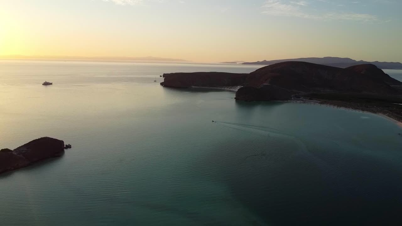 해가 지는 동안 바하 캘리포니아 남부의 바야 발란드라에서 보트 항해