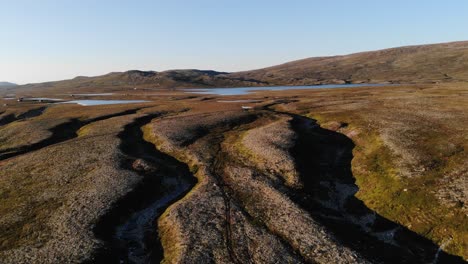 un paisaje de formaciones geológicas de montaña en el sur de noruega