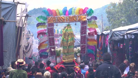 Semana-Santa-Procesión-Católica-De-Pascua-En-Chichicastenango,-La-Ciudad-De-Mercado-De-Guatemala-Es-Un-Asunto-Muy-Colorido-4