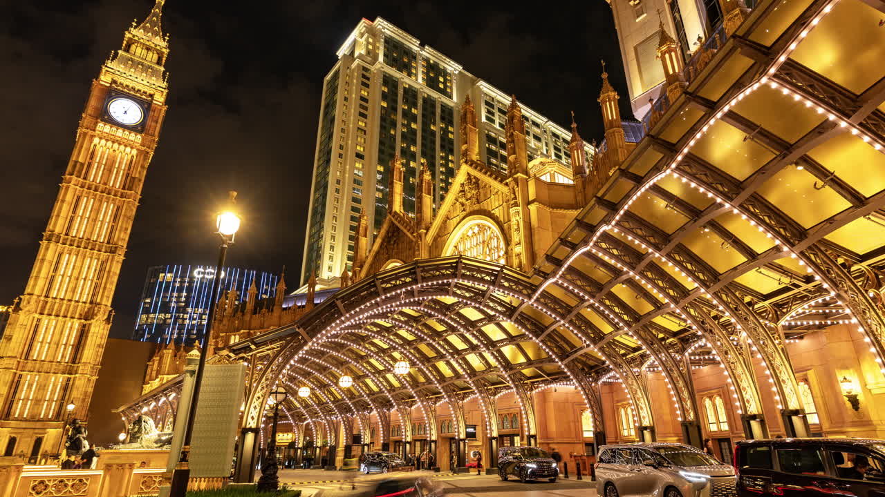 Time-lapse Noturno de Arquitetura Urbana Ornamentada e Tráfego