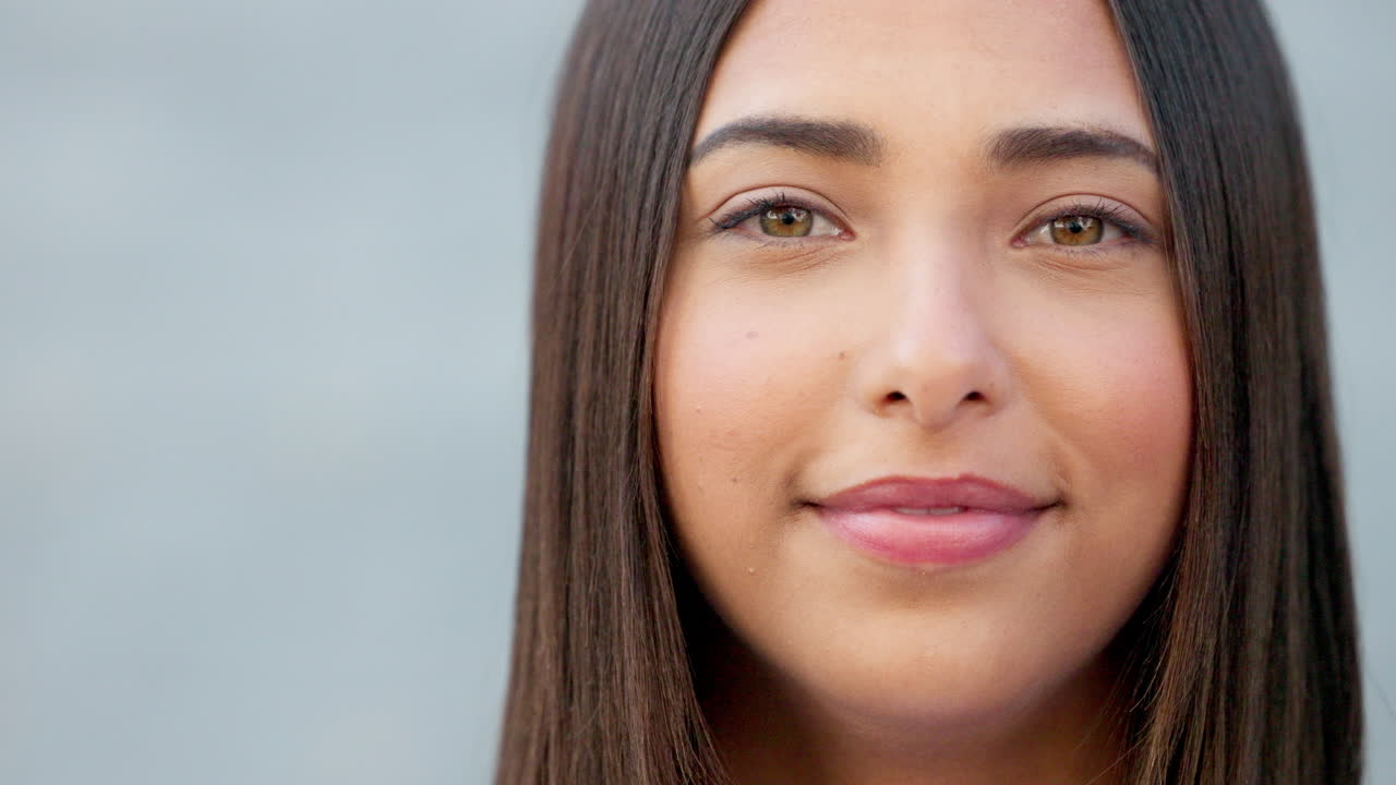 primer plano de una mujer riendo que muestra un rostro alegre