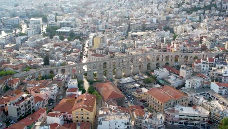 Luftaufnahme-Eines-Interessanten-Punkts-Des-Stadtzentrums-Von-Kavala-In-Griechenland-Und-Panoramablick-Auf-Das-Kamares-Aquädukt