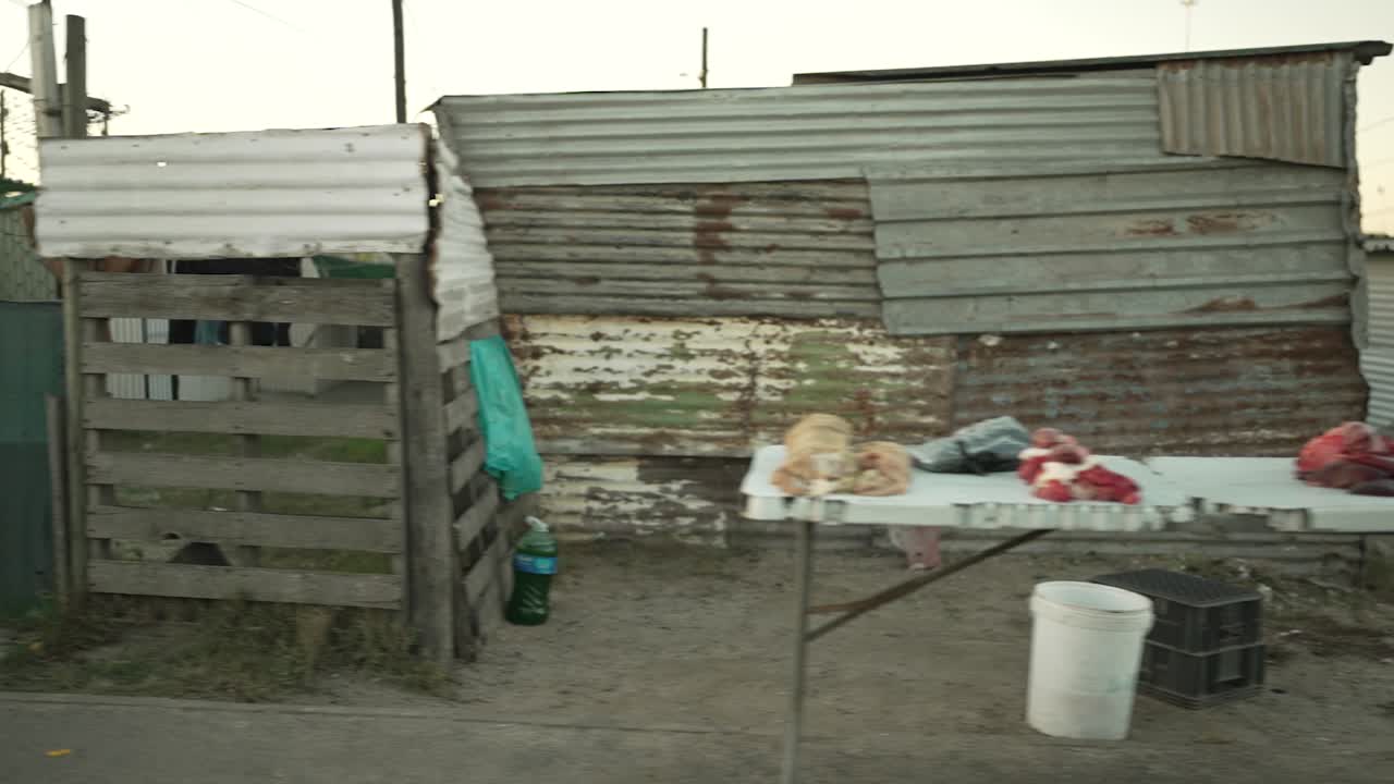 Un insediamento informale in Sudafrica con case costruite con materiali di recupero che ospitano residenti urbani a basso reddito