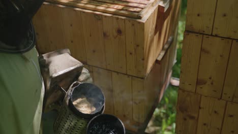 Imker-Lädt-Bienenraucher-Für-Honigbienen-Im-Bienenhaus