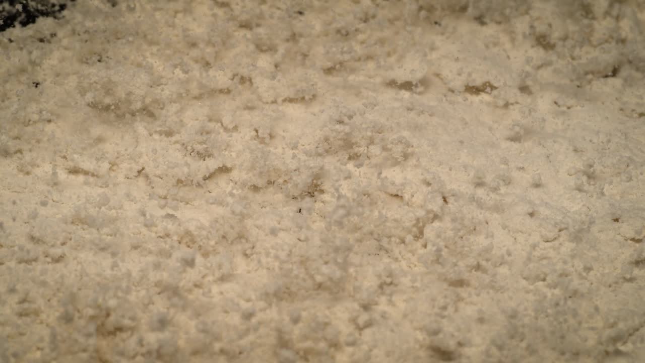 검은 표면에서  ⁇ 는 단백질 가루 슈퍼 슬로우 모션 보디빌딩, 피트니스 및 체육관 라이프 스타일