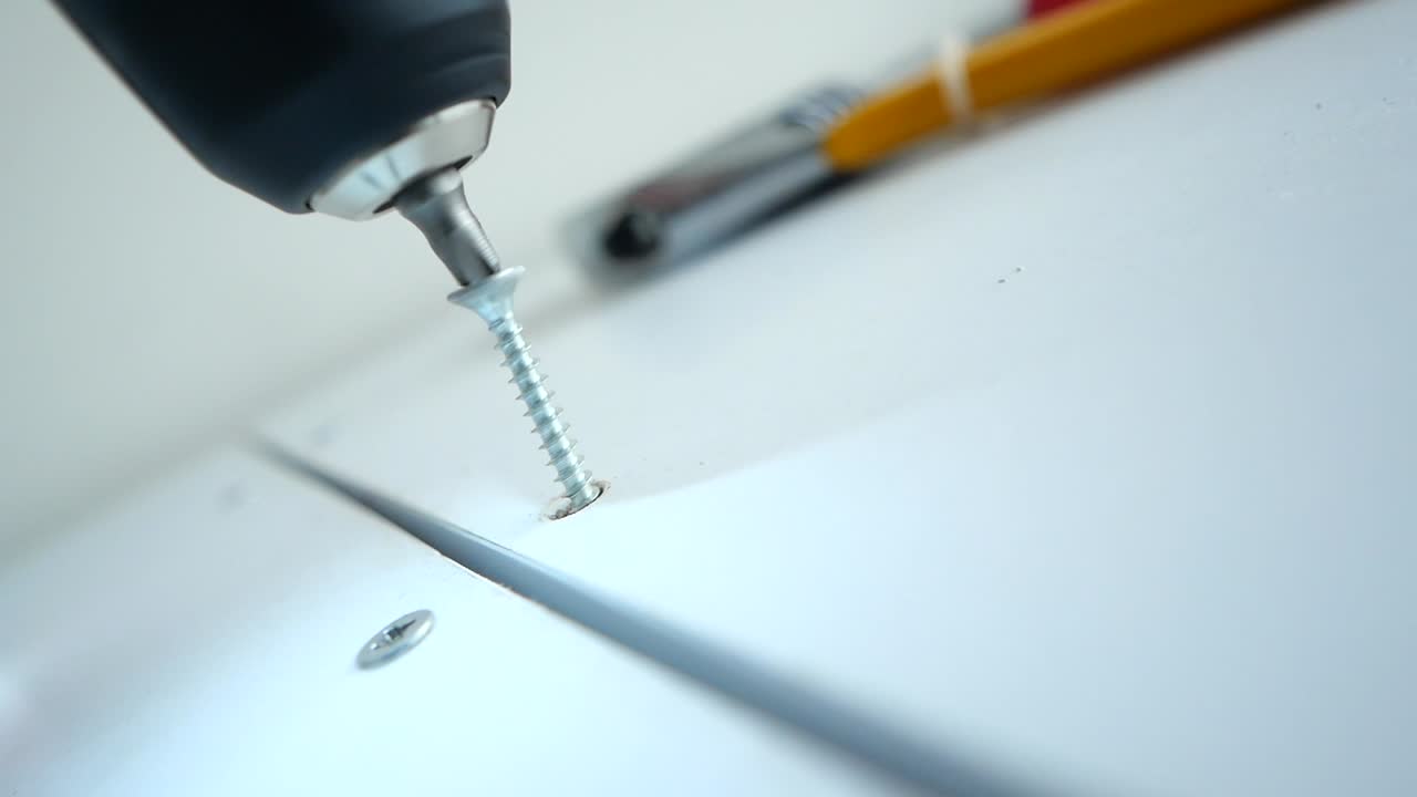 드릴로 가구를 조립하는 것