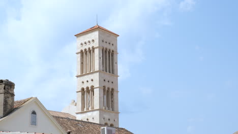 Campanario-De-La-Famosa-Catedral-De-Hvar-En-Un-Día-Soleado-En-La-Isla-De-Hvar,-Croacia