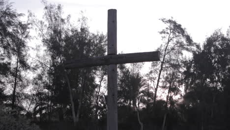 Timelapse-of-sunrise-on-Wood-cross-in-the-valley---close-up---push-out