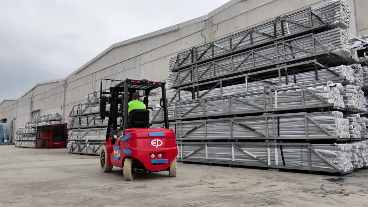 elevador de horquilla que mueve marcos de pvc en las instalaciones de producción