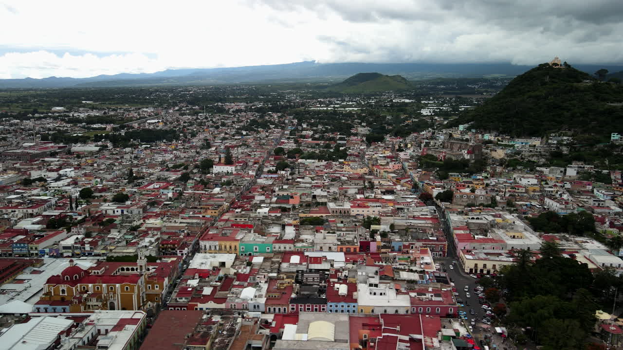 vista lateral de iglesias y volcanes en méxico